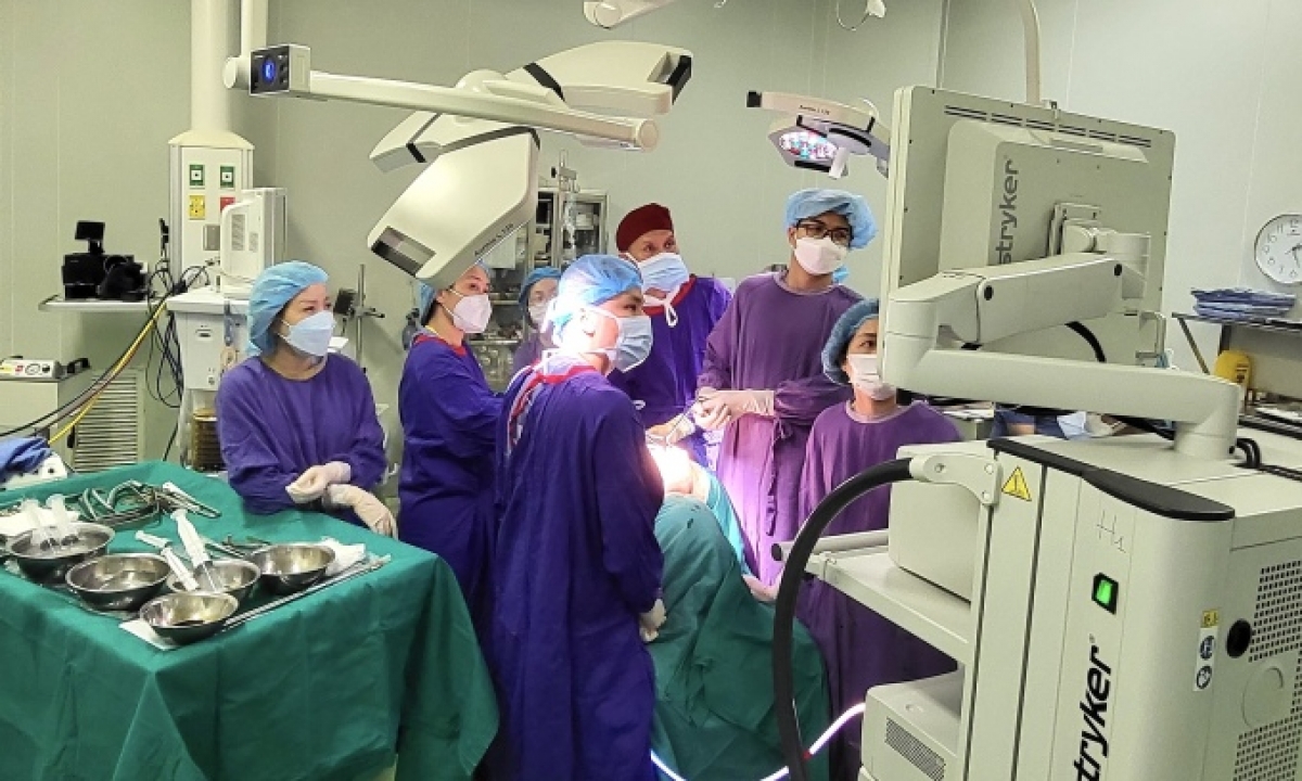 Các bác sĩ phẫu thuật nội soi xâm lấn cắt khối u cho người bệnh. Ảnh: Bệnh viện cung cấp