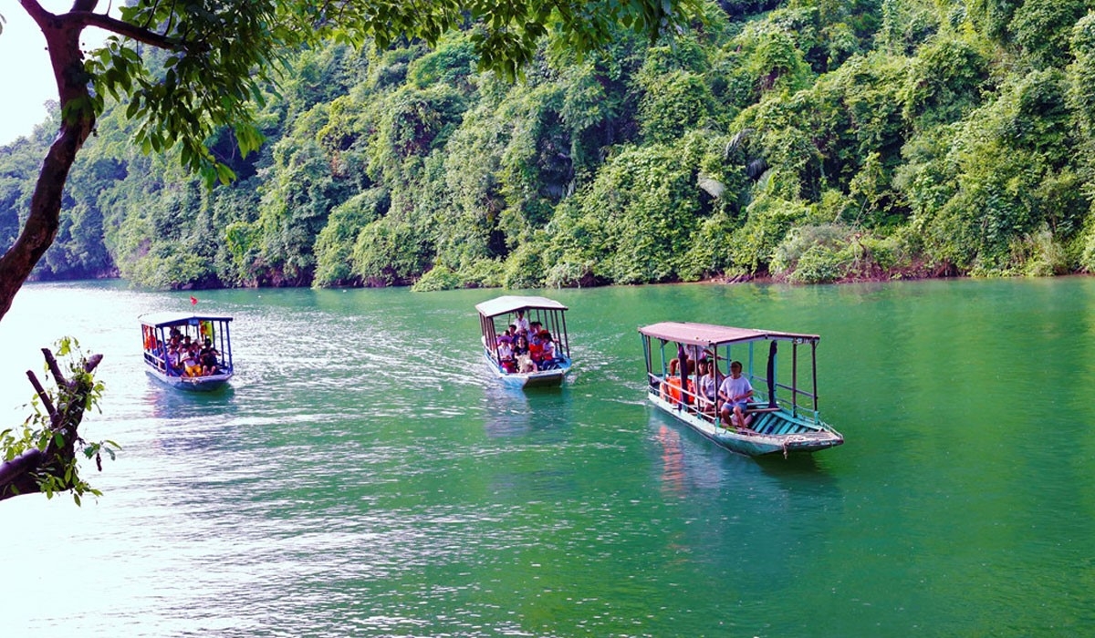 Du khách đi thuyền trên lòng hồ