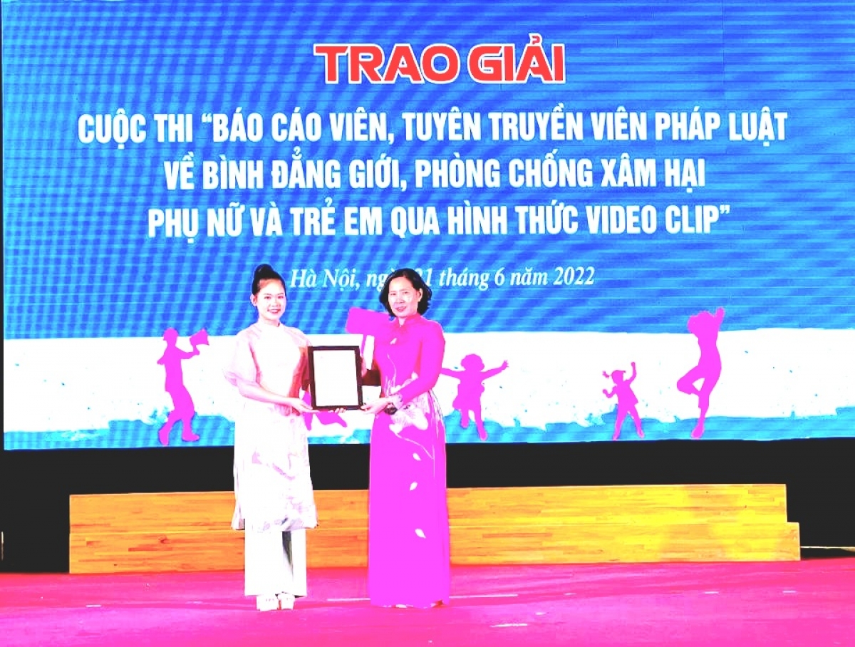 Chủ tịch Hội LHPH TP.HN Lê Kim Anh trao giải nhất cho thí sinh Nguyễn Phương Anh, tổ trưởng Tổ Phụ nữ trẻ phường Phúc Lợi, quận Long Biên, Hà Nội