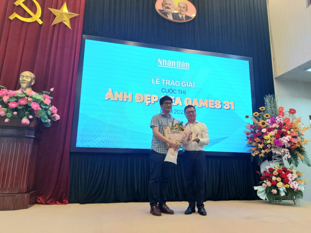 Đồng chí Lê Quốc Minh - TBT báo Nhân Dân trao giải Nhất cuộc thi