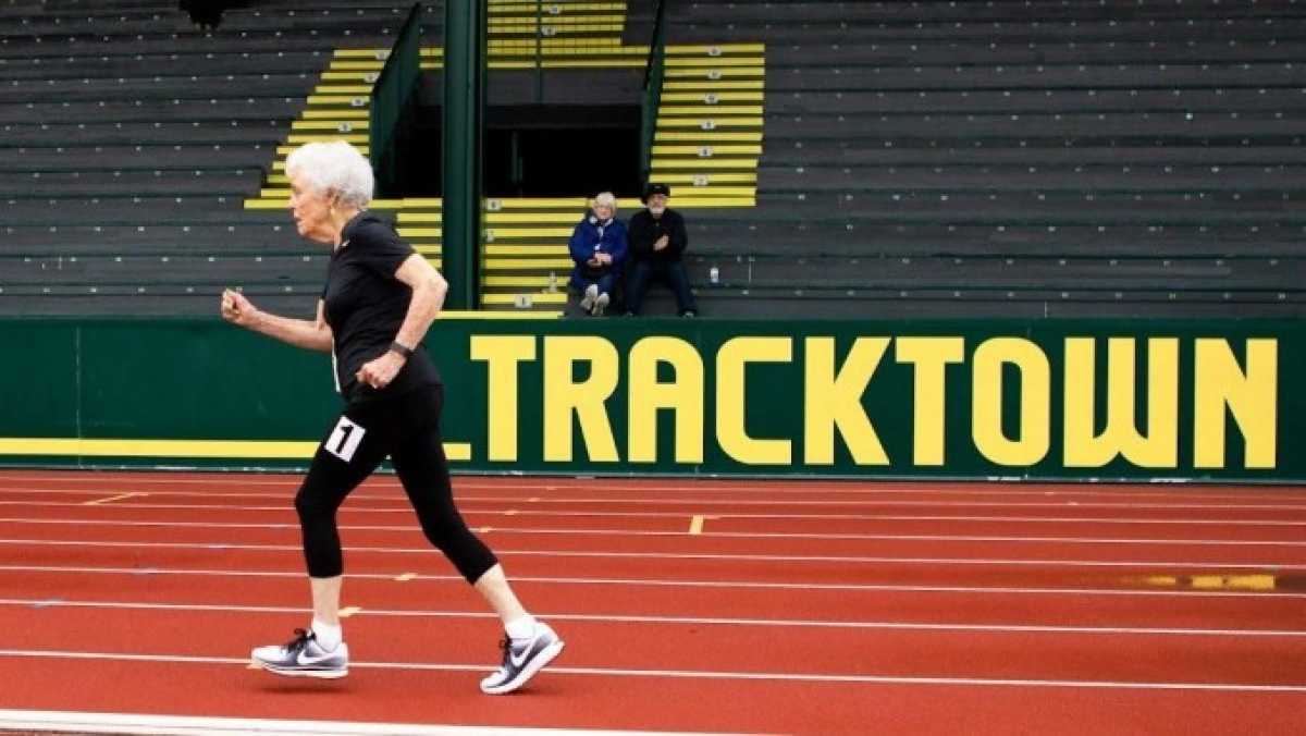 Bà Colleen Milliman băng về đích giải chạy Masters Hayward Classic