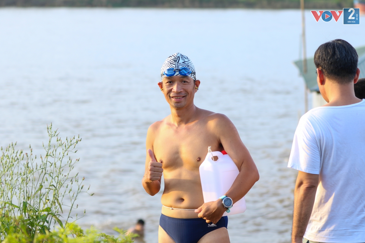 Anh Long (Hà Nội): "Khu vực mọi người tắm ở đây vốn là bãi bồi nên nước khá nông, ra cách bờ cả chục mét nước cũng chỉ cao chưa quá ngực người lớn. Mọi người đến đây đều có ý thức an toàn. Ai bơi lội giỏi thường bơi ở vòng ngoài nhắc nhở trẻ em chỉ được tắm ở ven bờ."