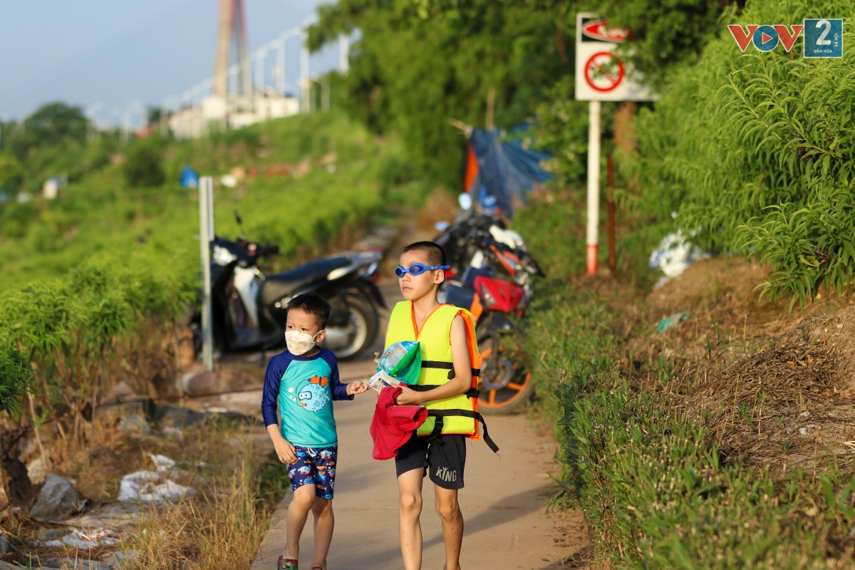 Người dân Thủ đô đang phải hứng chịu những ngày nắng nóng tới 38, 40 độ C.