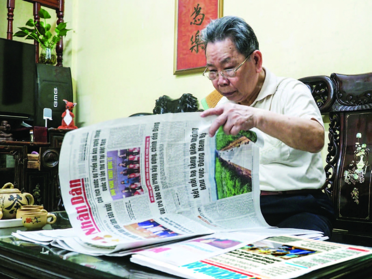 Ông lựa chọn kỹ từng trang báo, từng mẩu tin sẽ sử dụng
để mang lại hiệu quả tốt nhất.