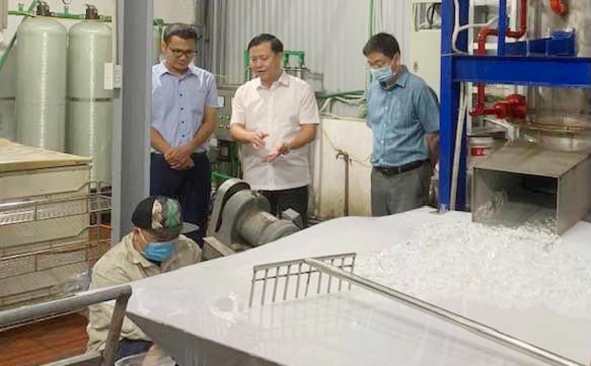 Chi cục ATVSTP Hà Nội kiểm tra một cơ sở sản xuất đá viên