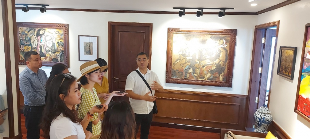 Du khách thưởng thức các tác phẩm hội họa trên du thuyền Heritage Bình Chuẩn