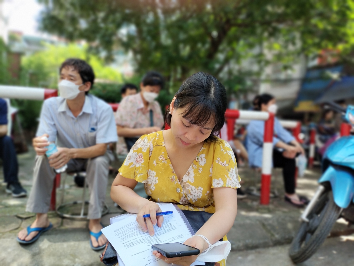 Hình ảnh quen thuộc bên ngoài phòng thi mỗi mùa thi đến