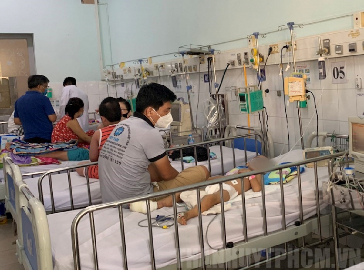 Sốt xuất huyết trong bối cảnh COVID-19 khiến nhiều người nhầm lẫn và có tâm lý chủ quan, không đến cơ sở khám chữa bệnh ngay mà tự theo dõi