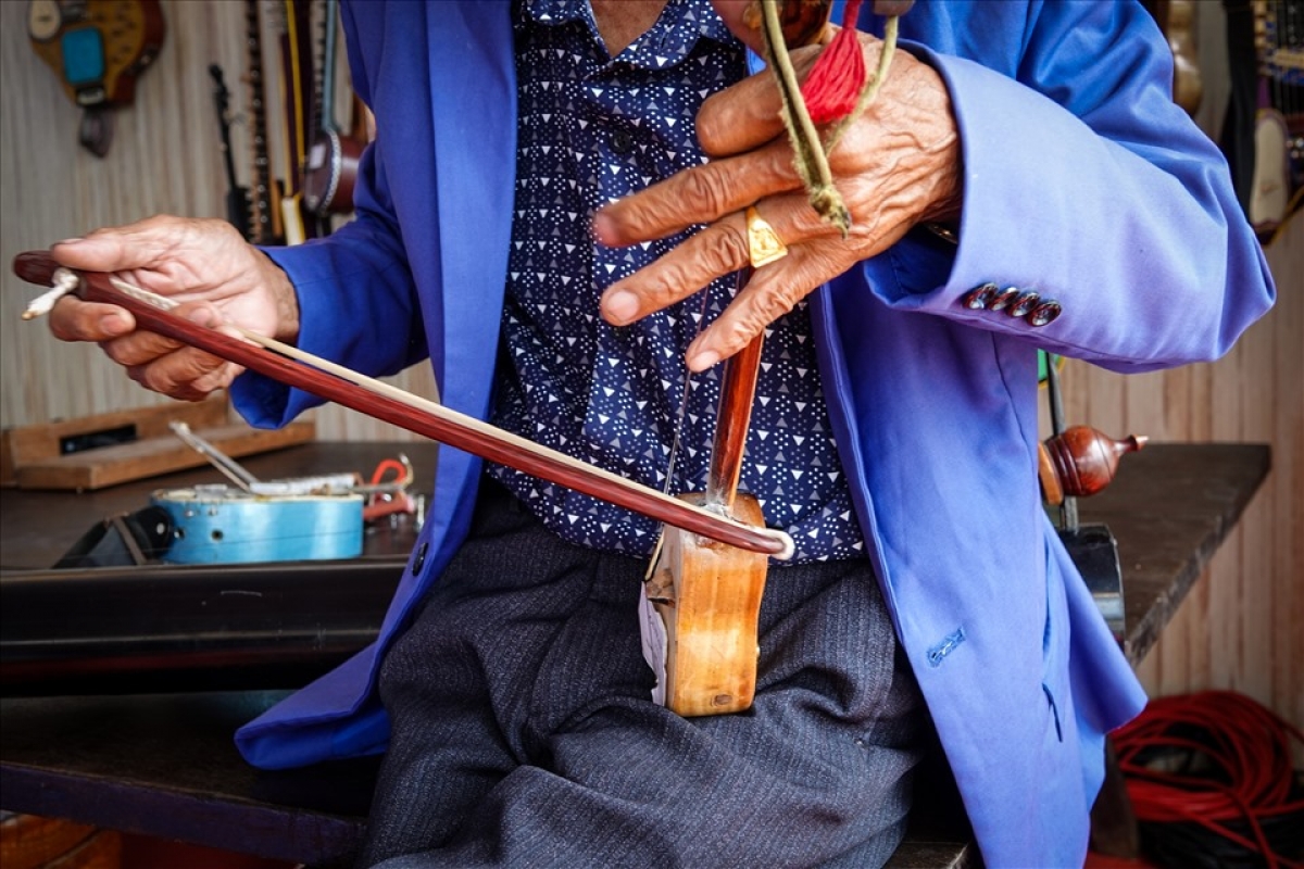 Nghệ nhân Chín Quý cho biết, ông thừa hưởng niềm đam mê nghệ thuật đờn ca tài tử từ người cha. Mỗi lần thấy cha “chế” đàn từ những thanh tre là ông mê mẩn rồi quyết tâm theo nghiệp từ năm 12 tuổi.