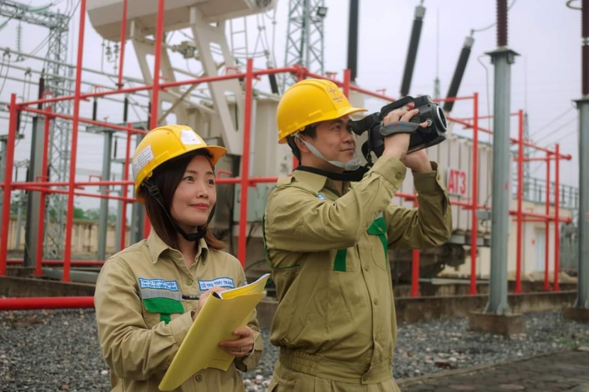 Đội ngũ kỹ thuật trạm 500 kV của Truyền tải điện Hòa Bình kiểm tra hệ thống - Ảnh KT