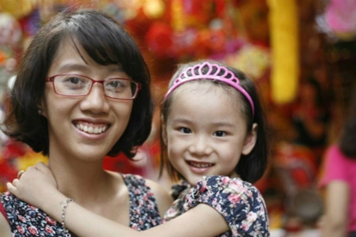 Bé Hải An (khi còn sống) và mẹ - chị Thùy Dương. Ảnh: NVCC