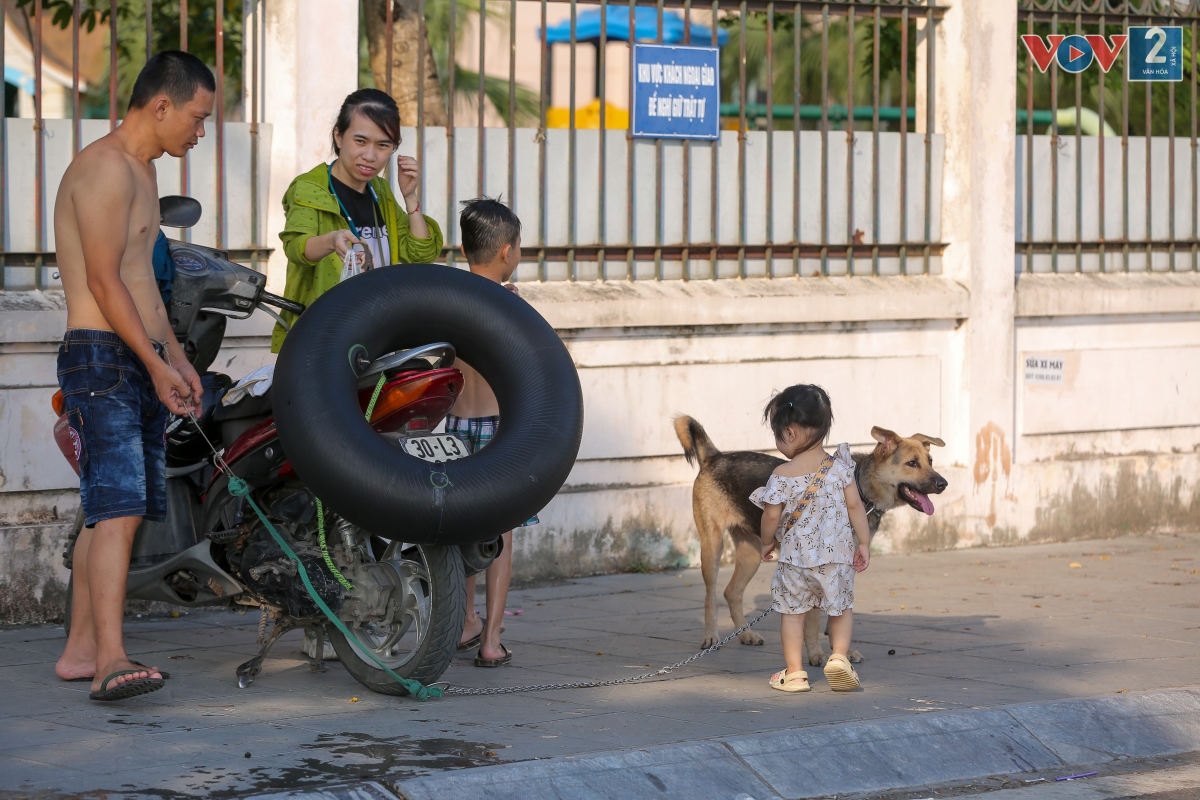 Cũng vào tầm chiều tại khu vực ven hồ Tây đoạn trên phố Quảng Bá (phường Quảng An, quận Tây Hồ, Hà Nội), rất đông người dân đến bơi lội.