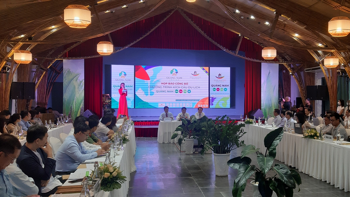 Quang cảnh buổi họp báo công bố chương trình kích cầu du lịch Quảng Nam