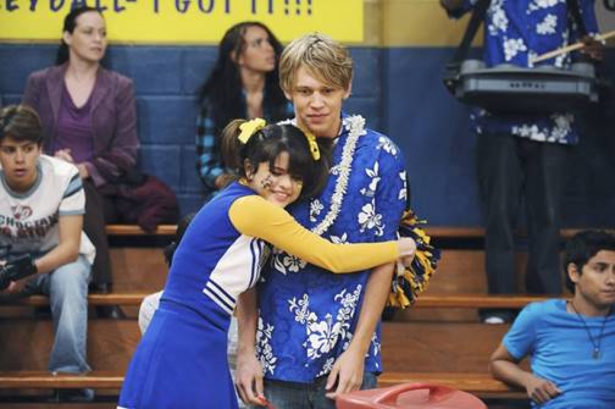 Selena Gomez và Austin Butler trong Wizards of Waverly Place.