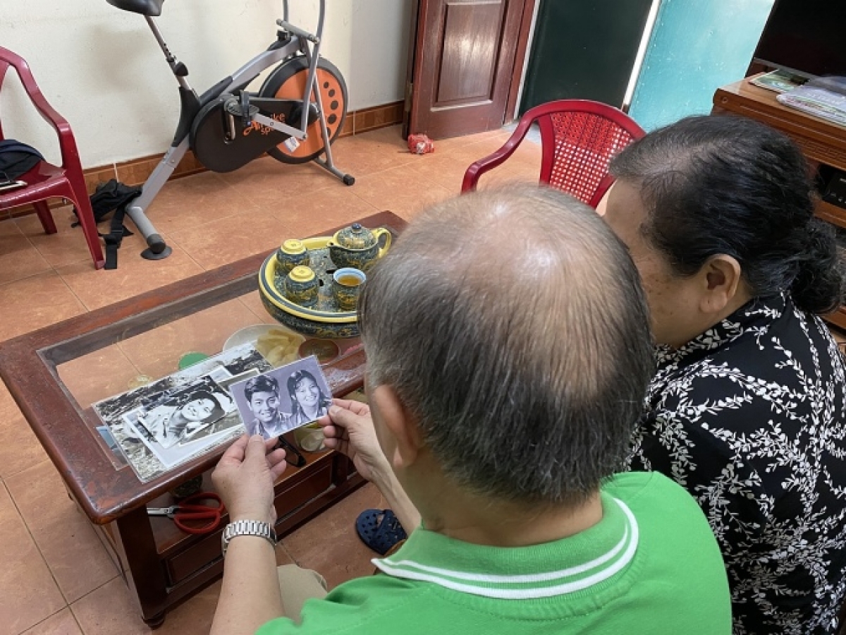 Ông Thắng, bà Ánh xem lại bức ảnh cưới chụp năm 1974
