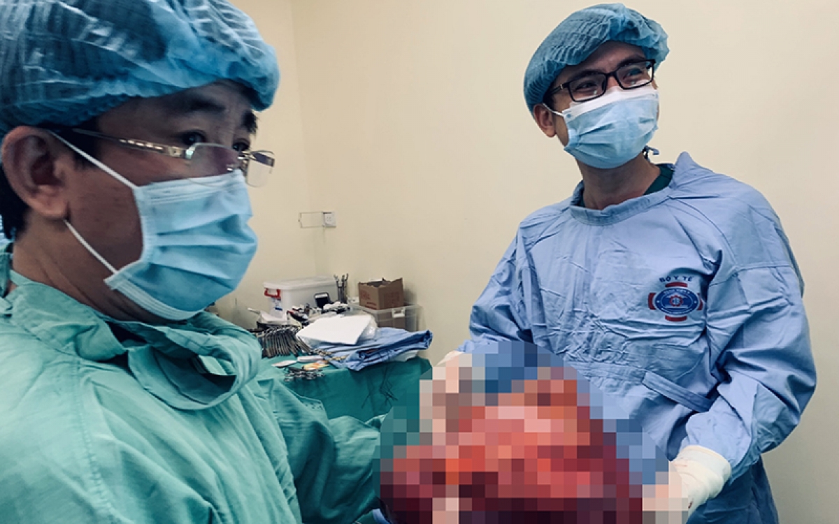 Ekip gồm PGS.TS Kim Văn Vụ, Trưởng khoa Ngoại tổng hợp Quán Sứ và các bác sỹ đã tiến hành phẫu thuật cắt bỏ toàn bộ khối u kích thước 40x 40cm kéo dài từ tiểu khung tới bờ dưới gan cho bệnh nhân Đ.
