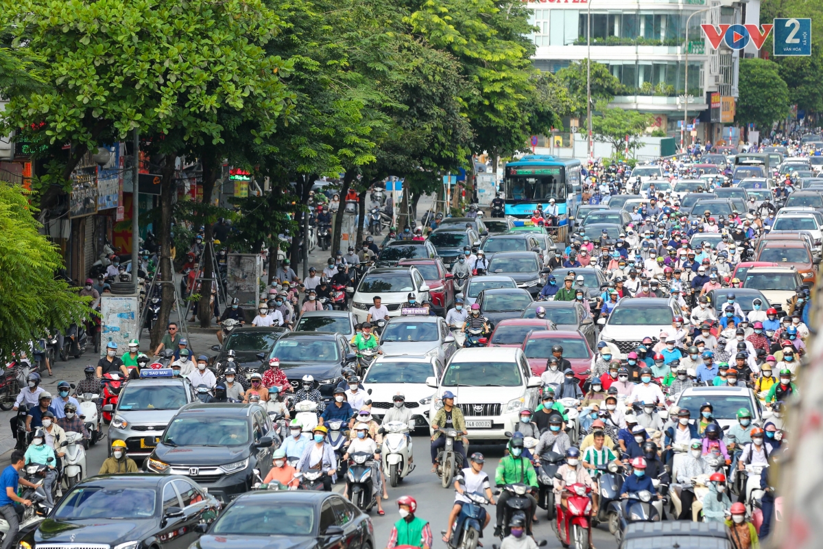 Tuy nhiên hướng đường Nguyễn Trãi dẫn lên cầu vượt ghi nhận vẫn còn ùn tắc kéo dài, phương tiện di chuyển chậm.