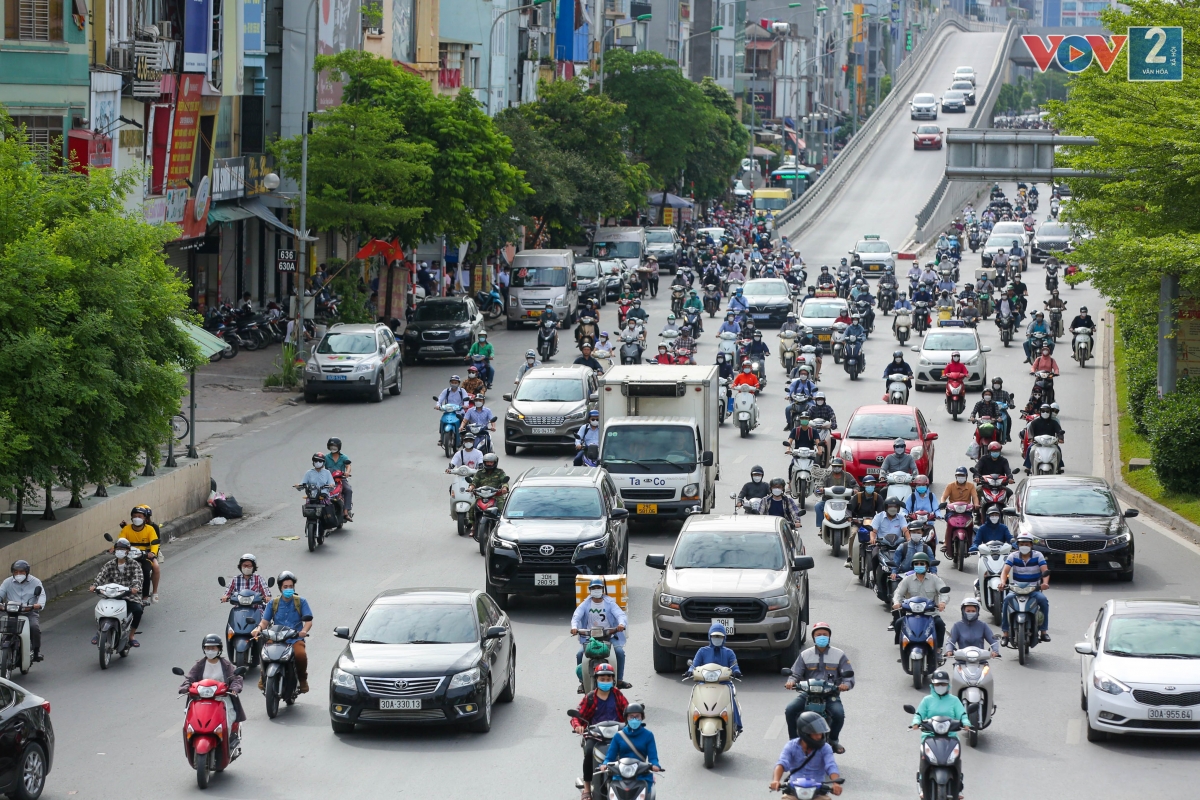 Ghi nhận của phóng viên VOV2, sáng thứ 2 đầu tuần, lưu lượng giao thông qua nút giao Ngã Tư Sở tăng mạnh. Trên đường Trường Chinh không xảy ra ùn tắc vào giờ cao điểm.