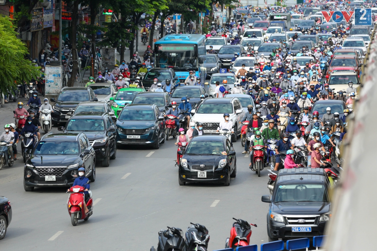 Tại nút giao Ngã Tư Sở giao thông được phân luồng cấm phương tiện đi thẳng, rẽ trái dưới gầm cầu Ngã Tư Sở theo hướng Nguyễn Trãi đi Tây Sơn, đường Láng.