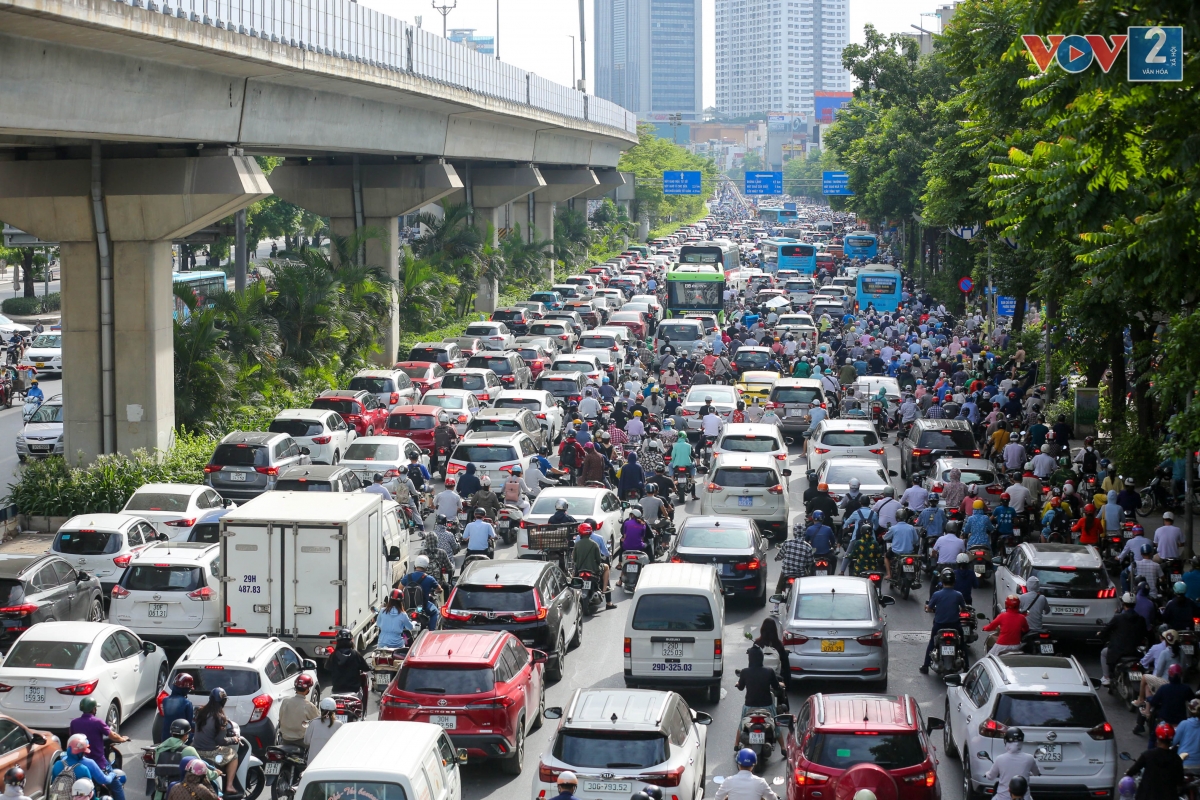 Các phương tiện ken kín đặc không một khoảng trống thời điểm 7h30 sáng nay (20/6)