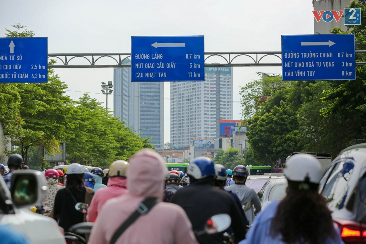 Sở GTVT Hà Nội quyết định phân luồng tổ chức giao thông tại nút giao thông Ngã Tư Sở và 3 nút giao thông khác, gồm: Hoàng Minh Giám - Trần Duy Hưng; Hoàng Minh Giám - Nguyễn Thị Thập; Tố Hữu - Vũ Trọng Khánh.