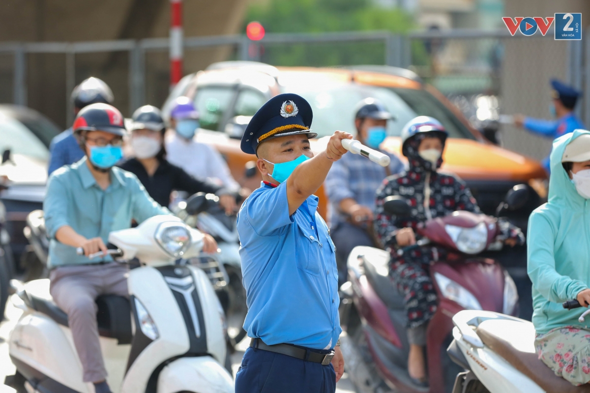 Lực lượng CSGT phối hợp với Thanh tra Sở GTVT tuyên truyền, phân luồng giao thông.