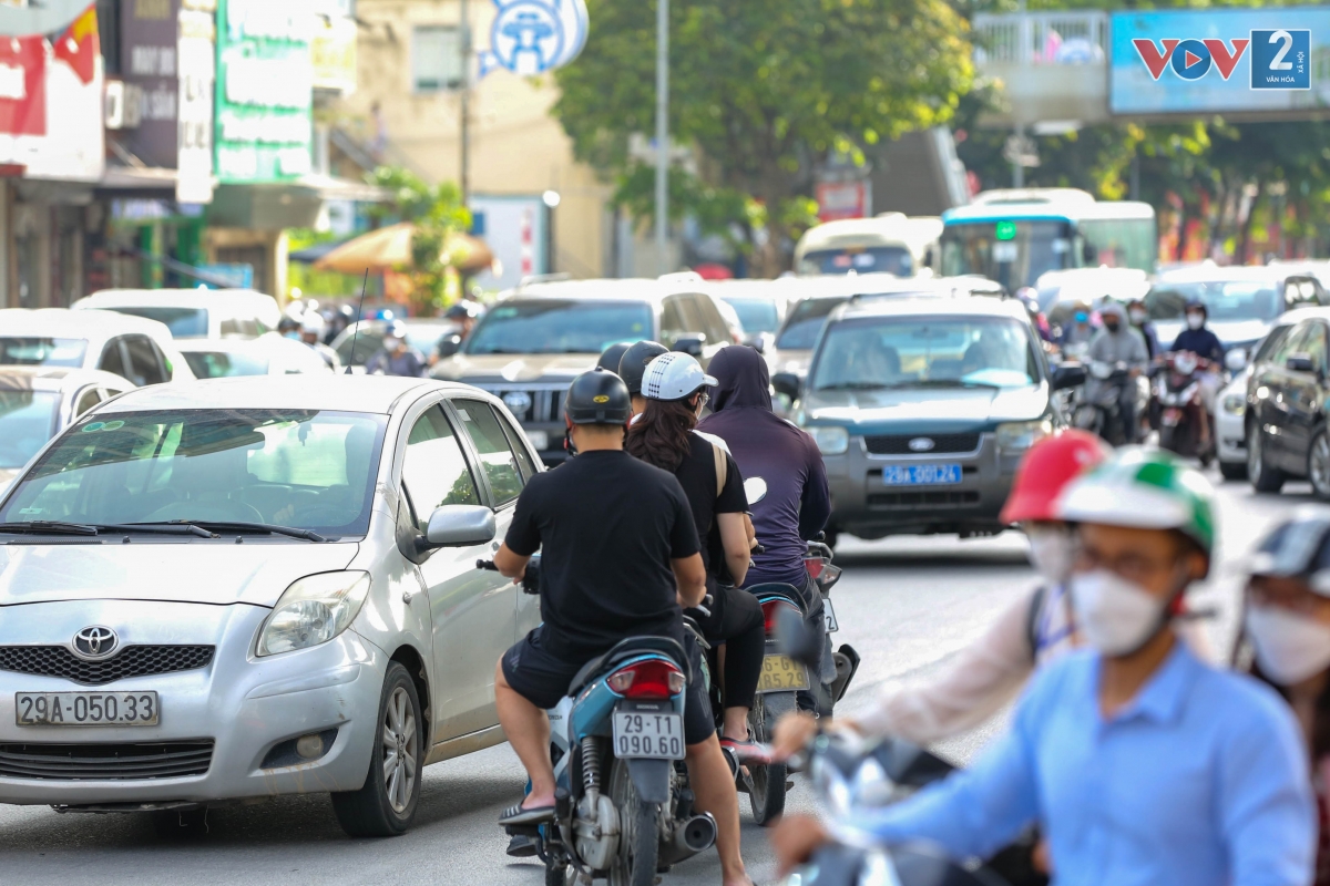 Nhiều phương tiện bất chấp nguy hiểm quay xe đi ngược chiều.