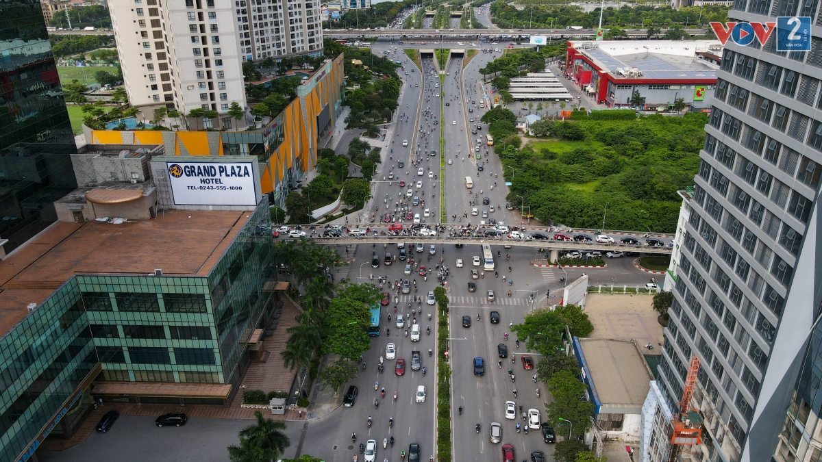 Sở GTVT Hà Nội cho biết, các nút giao thí điểm phân làn là những nút giao có đông phương tiện lưu thông, thường xuyên xảy ra ùn tắc, thành phố tiến hành thí điểm, nghiên cứu và lấy ý kiến đóng góp nhằm giúp người dân đi lại thuận lợi nhất.