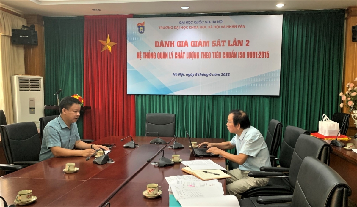 TS Trần Quang Uy trao đổi với PGS.TS Lại Quốc Khánh
