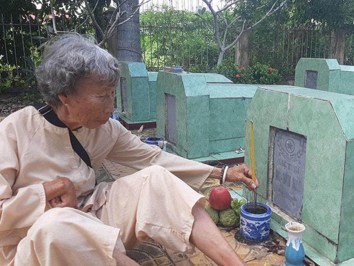 Bà Bảy vẫn hàng ngày đến thắp hương cho các đồng đội đang yên nghỉ