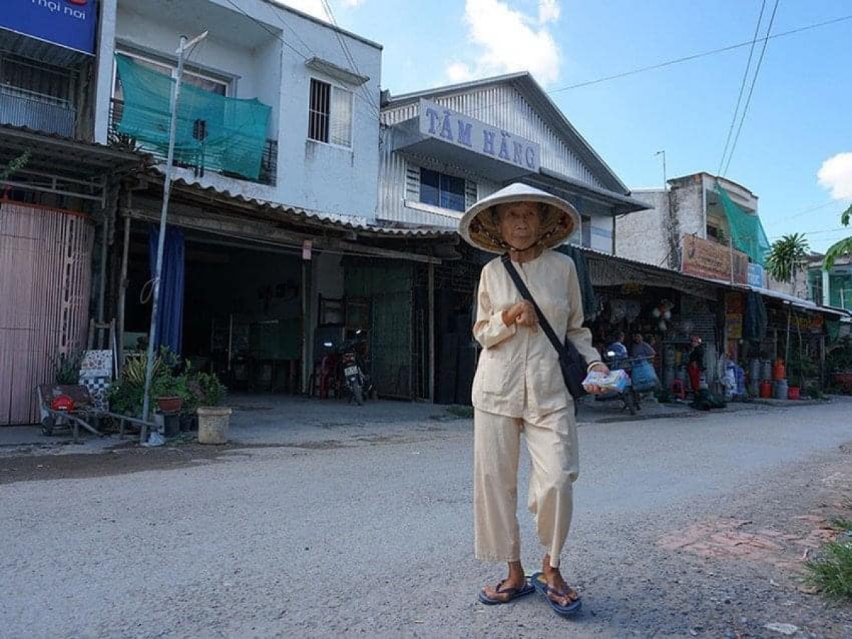 Dù cuộc sống còn vô cùng khó khăn nhưng bà Bảy vẫn quyết tâm bán vé số gom tiền trùng tu nghĩa trang