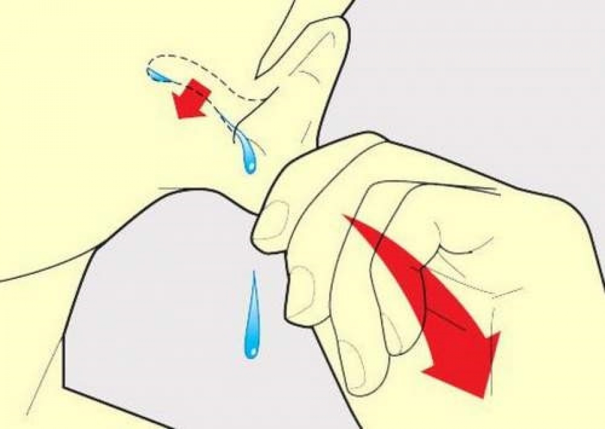 Cách lấy nước trong tai đúng cách