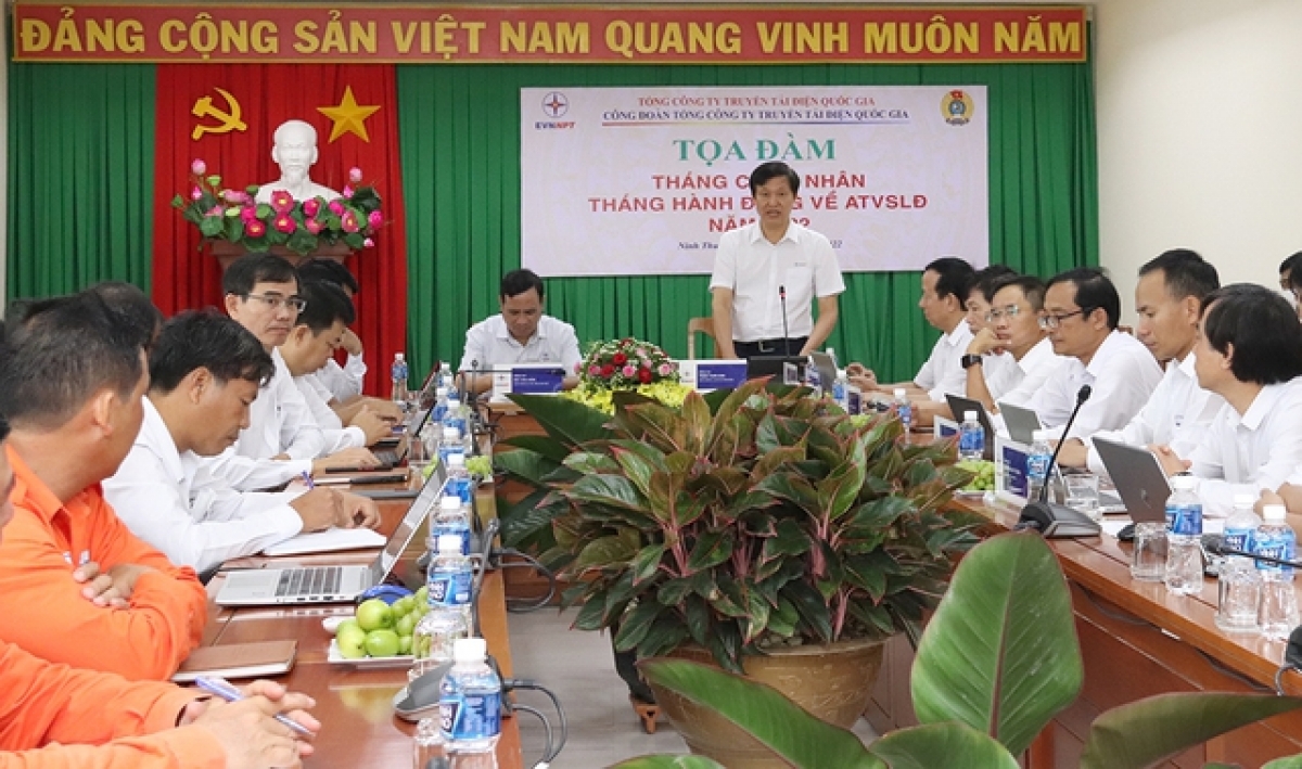Chủ tịch Công đoàn EVNNPT – Trịnh Tuấn Sơn phát biểu tại tọa đàm Tháng hành động an toàn
vệ sinh lao động năm 2022 - Ảnh KT