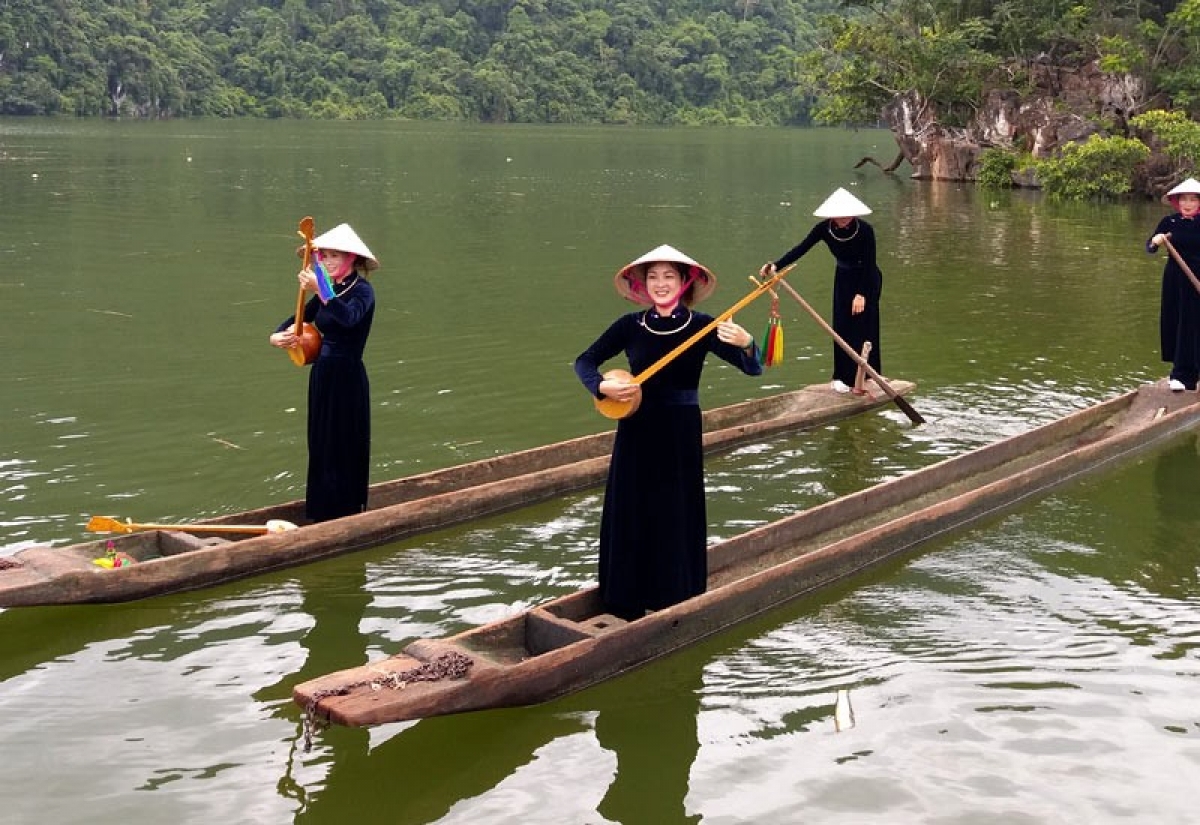 Nghe hát Then giữa lòng hồ