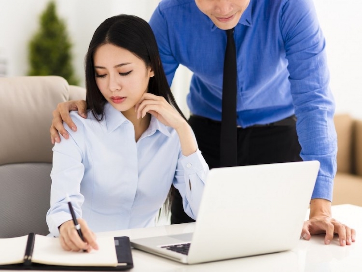 "Nhìn gợi tình", "liếc mắt tiên tục" hay "dùng cử chỉ ngón tay" có thể bị xem là những hành vi quấy rối tình dục nơi làm việc