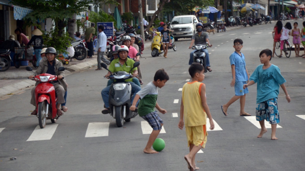 Thiếu sân chơi, trẻ xuống cả lòng đường để chơi