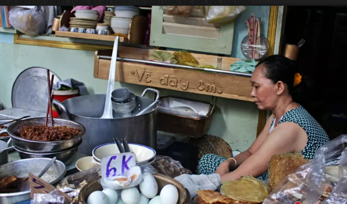 Ngoài cháo trắng, bà Nguyễn Thị Kim Phượng (vợ ông Minh) còn chế biến các món ăn kèm như: Kho quẹt, dưa mắm, củ cải muối, trứng vịt muối...