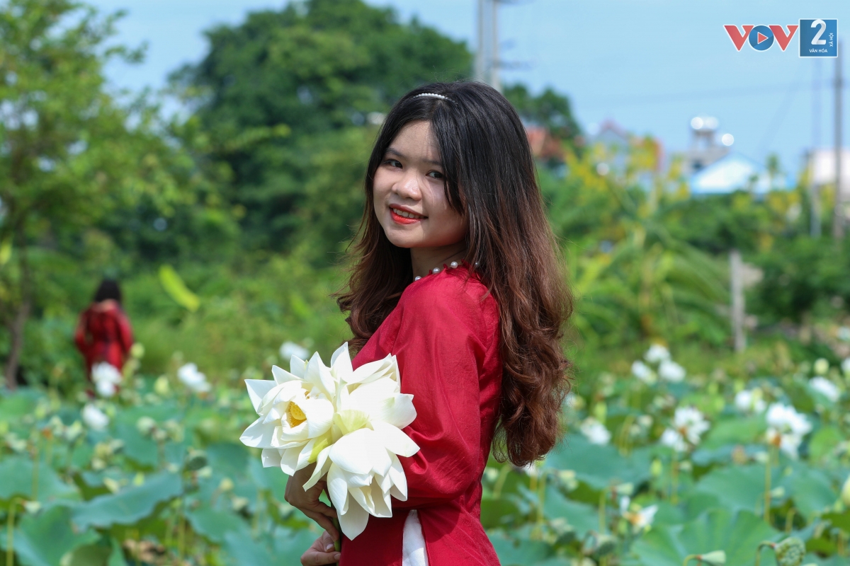 Diệu Huyền, sinh viên Học viện Báo chí và Tuyên truyền chia sẻ: “Đây là lần đầu tiên em đến với đầm sen trắng, em biết đến đầm sen qua bạn bè trên Facebook. Em có sinh nhật vào tháng 6 nên em quyết định đến đây để lưu giữ những bức hình mừng tuổi 21”