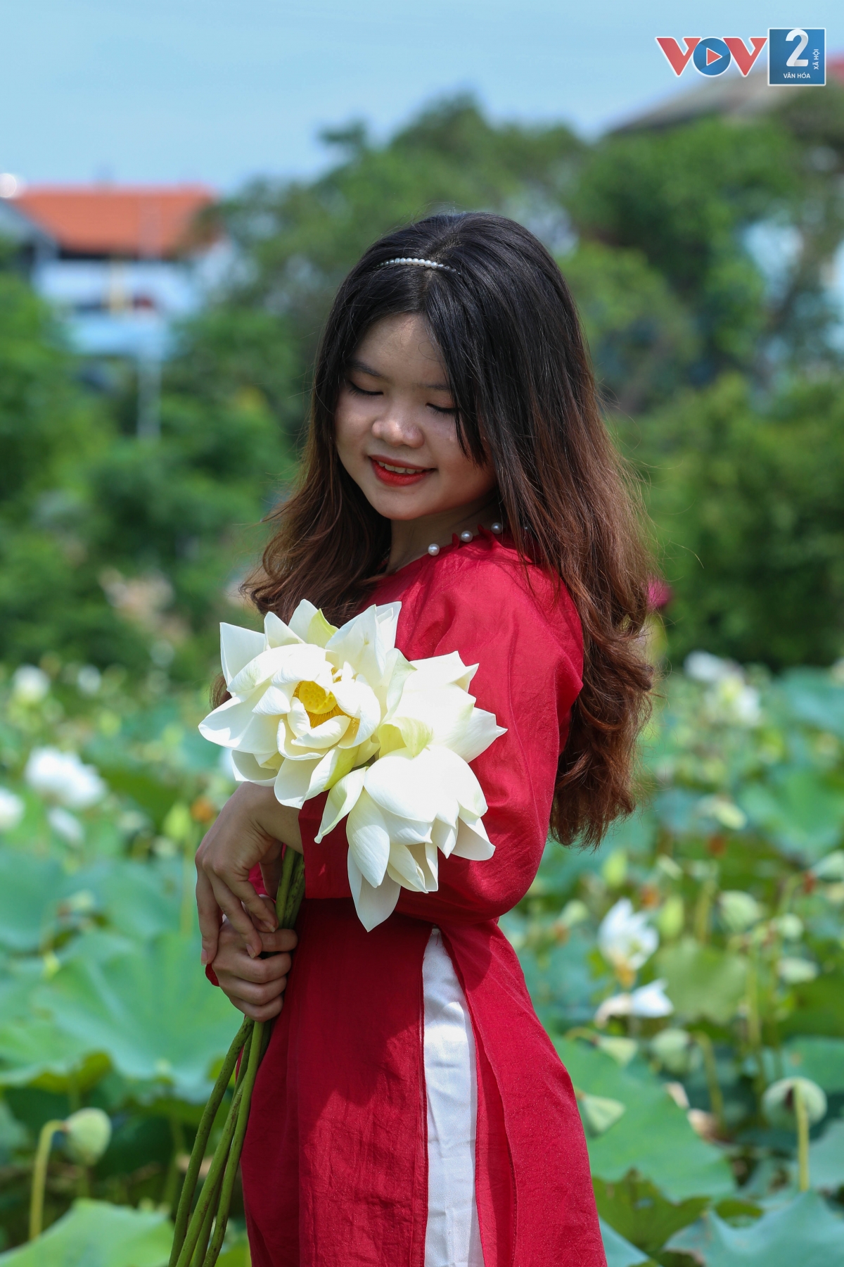 “Em thấy đầm sen rất đẹp giống với những gì em tưởng tượng. Em thấy sen trắng và sen hồng đều có vẻ đẹp riêng nhưng hoa trắng có vẻ đẹp trong trẻo như thiếu nữ tuổi đôi mươi” - Diệu Huyền cho biết thêm.