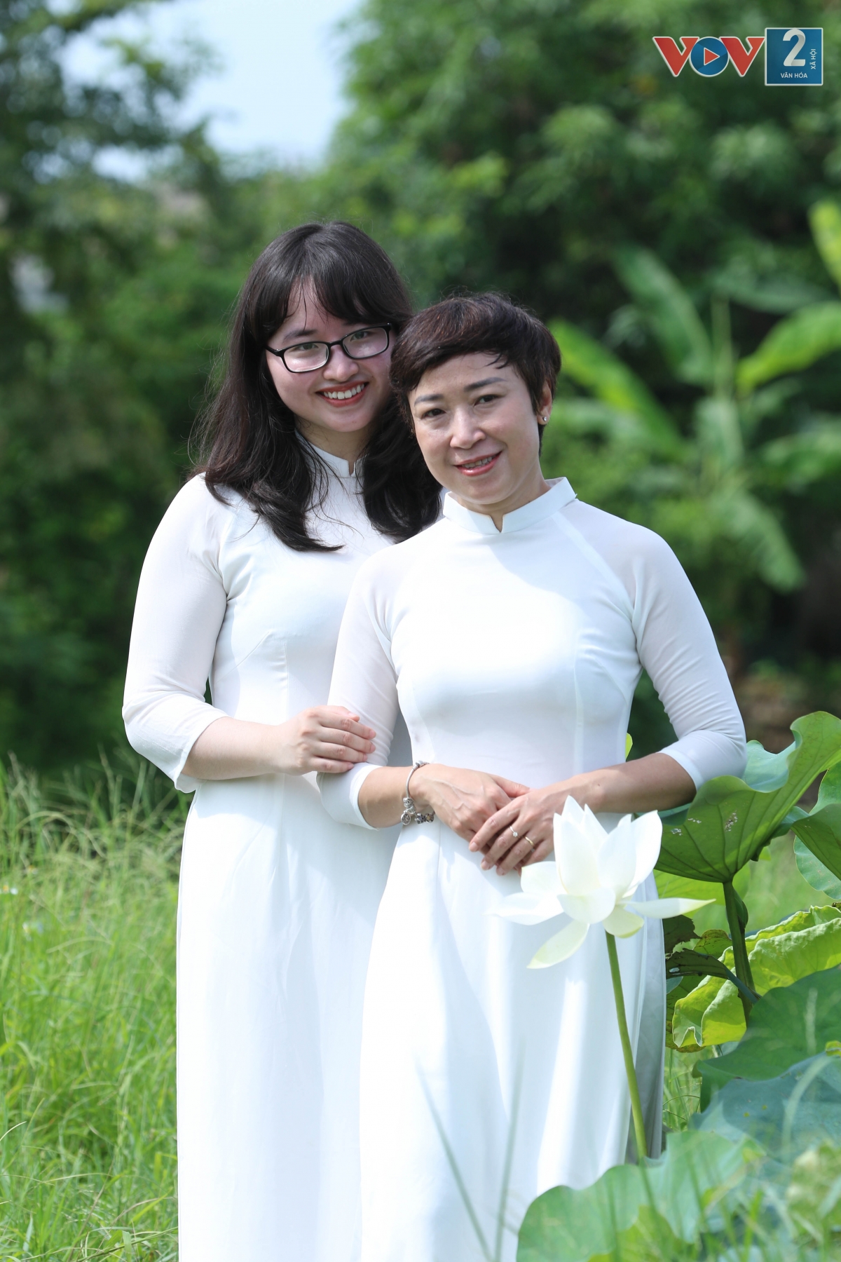 Muôn vẻ tạo dáng bên cánh sen trắng.