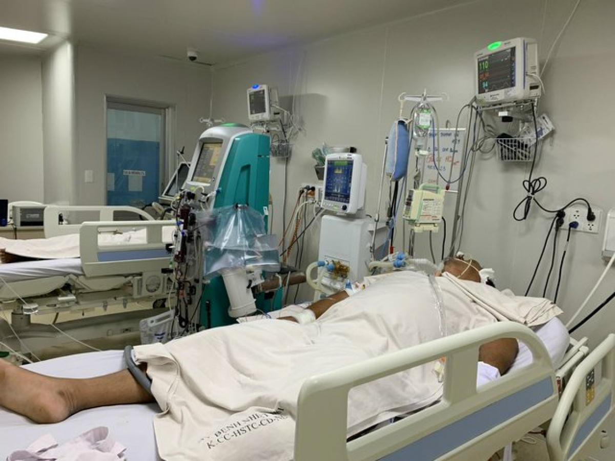 Bệnh nhân sốt xuất huyết nặng nằm điều trị tại Khoa Hồi sức tích cực chống độc người lớn, Bệnh viện Bệnh Nhiệt đới TP.HCM.