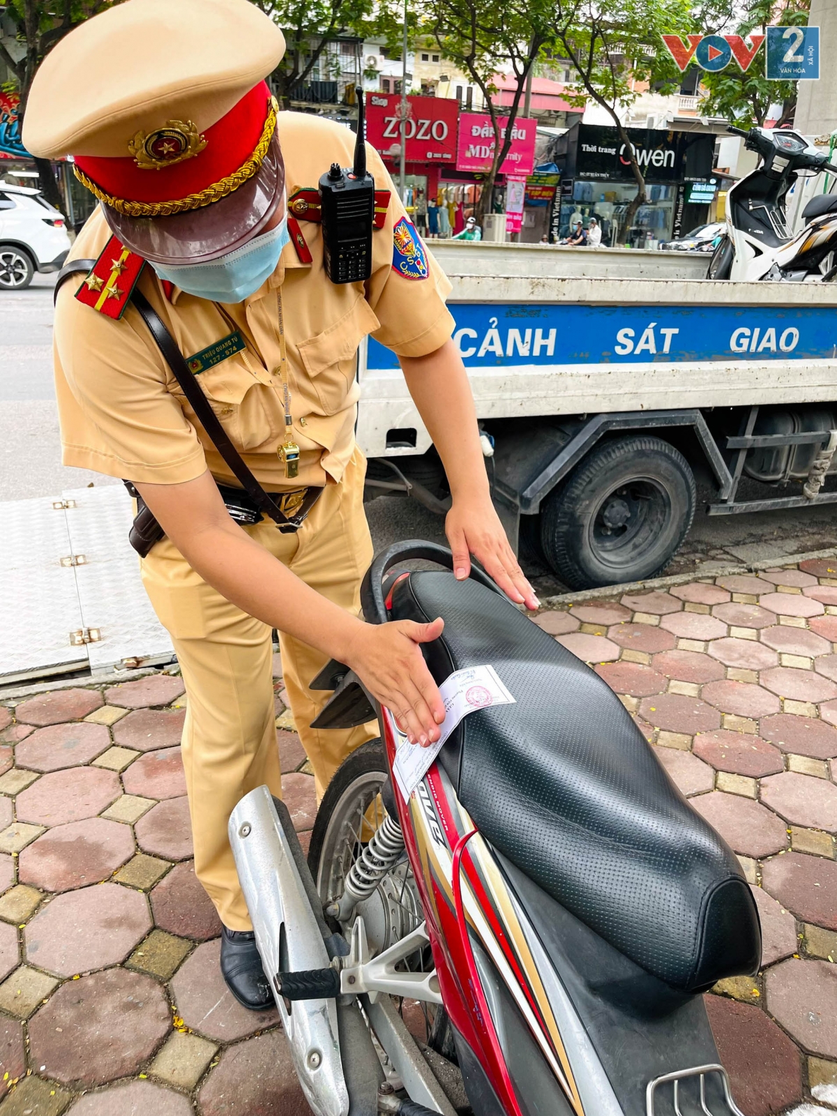 Những phương tiện này đã được các chiến sĩ Đội CSGT số 6 niêm phong đưa xe về trụ sở giải quyết.