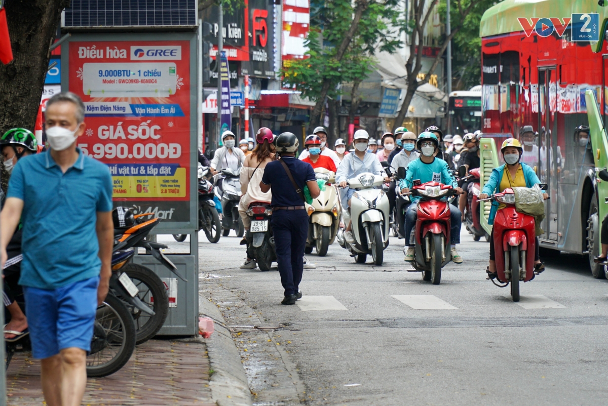 Tuy nhiên, khi nhìn chỉ số đo và biết mức phạt anh L sau một hồi xin xỏ lực lượng CSGT không thành công đã tự ý để lại xe máy, nhanh chóng bỏ đi và không chấp hành ký vào biên bản xử phạt hành chính.