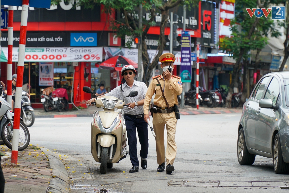 Đại úy Triệu Quang Tú cũng khuyến cáo người dân “Đã uống rượu, bia thì hãy đi xe taxi hoặc các phương tiện công cộng”.