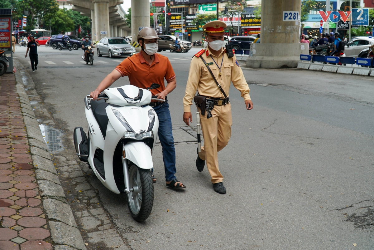 Chính vì vậy, việc xử lý các “ma men” là nhiệm vụ quan trọng của cán bộ chiến sĩ Phòng Cảnh sát giao thông, Công an thành phố Hà Nội.