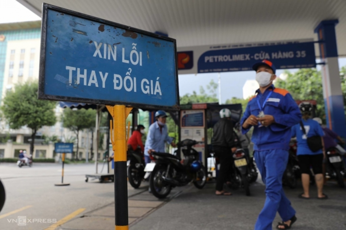 Giá xăng liên tục tăng khiến nhiều người lao đao (Ảnh KT)