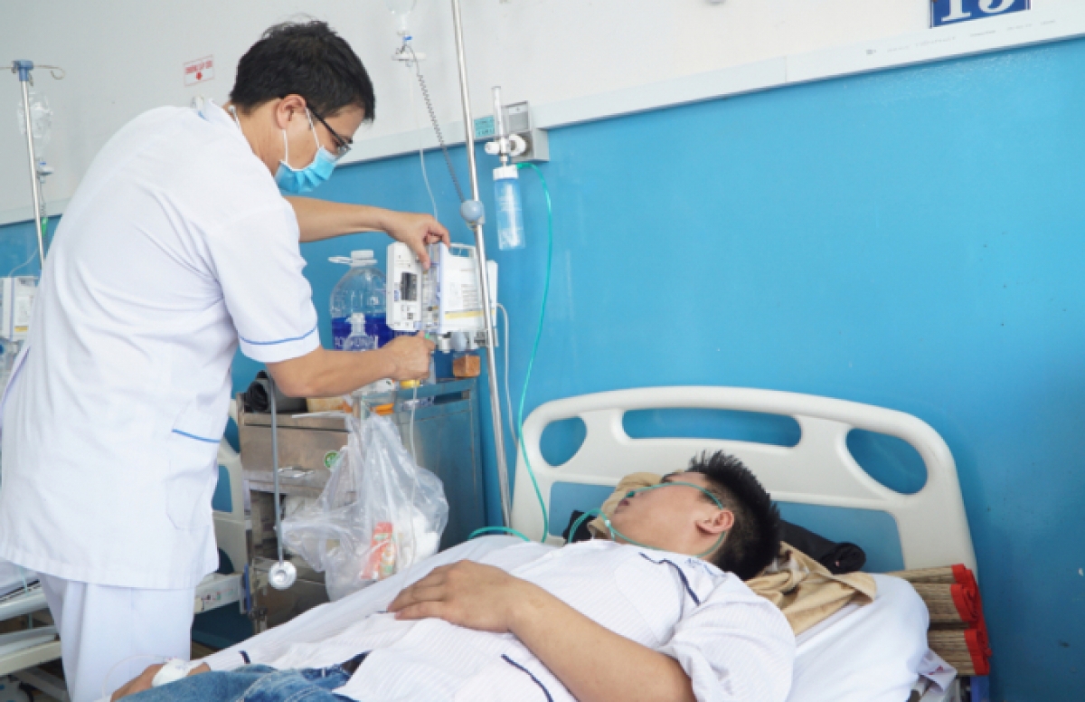 Bệnh nhân sốt xuất huyết được truyền dịch cấp cứu tại Bệnh viện Bệnh Nhiệt đới TP.HCM