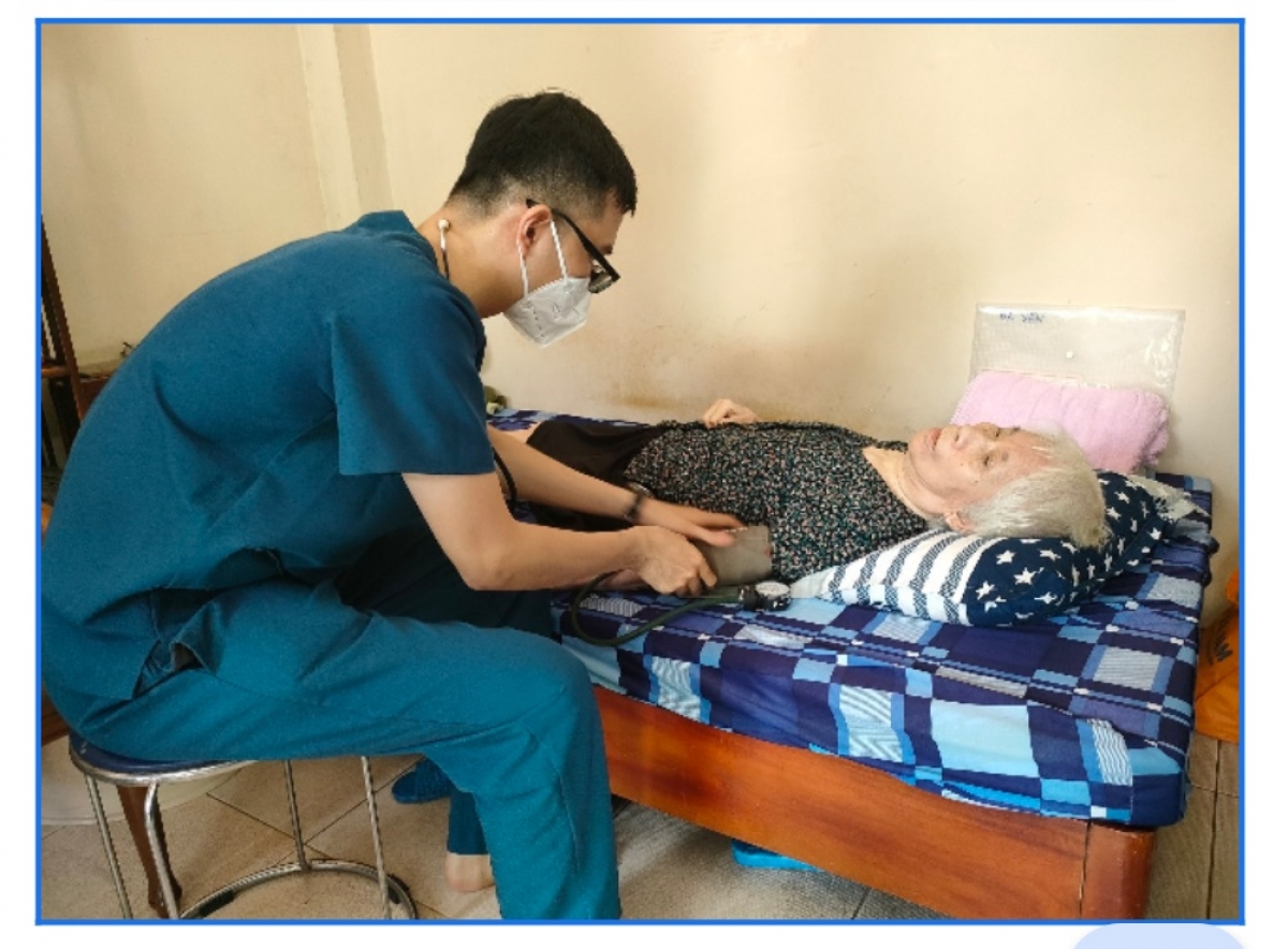 Những người lớn tuổi, khó khăn di chuyển sẽ được nhân viên y tế đến tận nhà tiêm vaccine phòng Covid-19