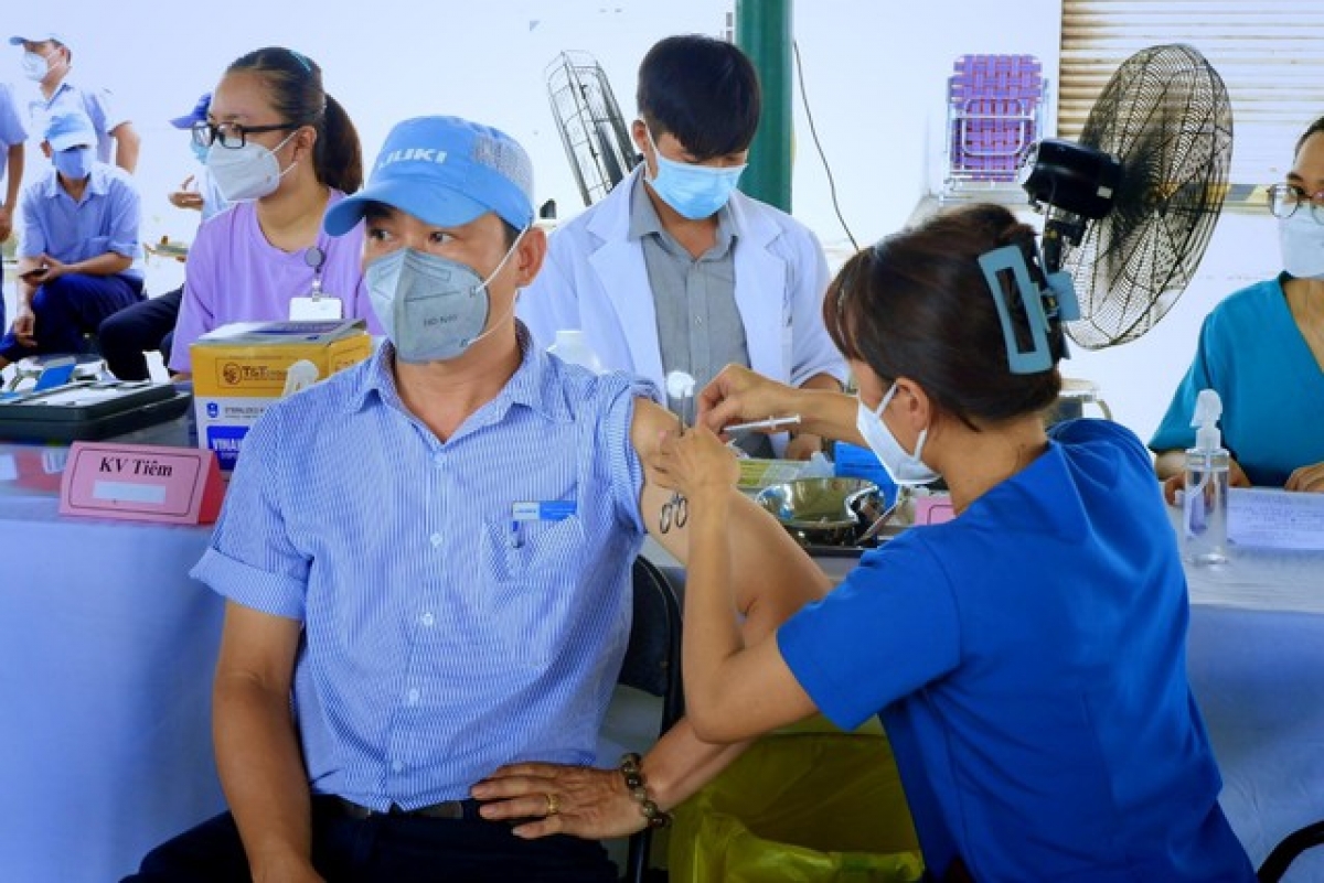 Đẩy nhanh tiến độ tiêm vaccine mũi 4 cho người dân là biện pháp phòng chống Covid-19