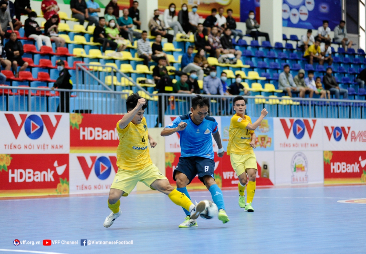 Để Cao Bằng (áo xanh) cầm hòa, Sahako FC mất ngôi đầu bảng về tay Thái Sơn Bắc